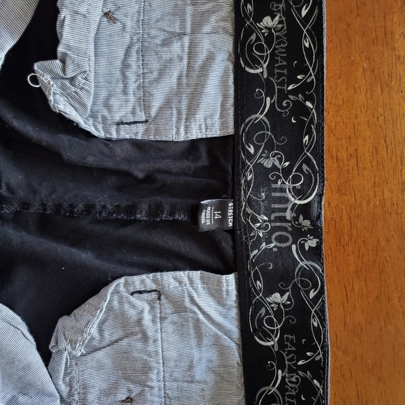 Black Capri pants - Picture 2 of 2